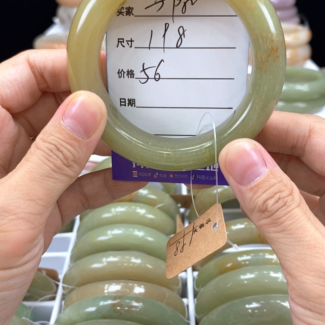 石英质玉未镶嵌手镯子***?