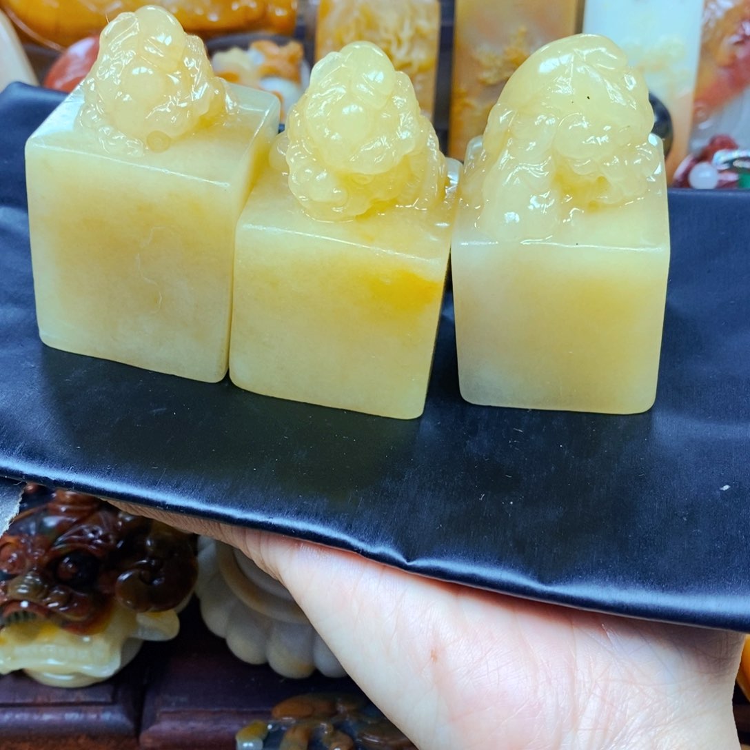 石英质玉（黄龙玉）颈饰未镶嵌