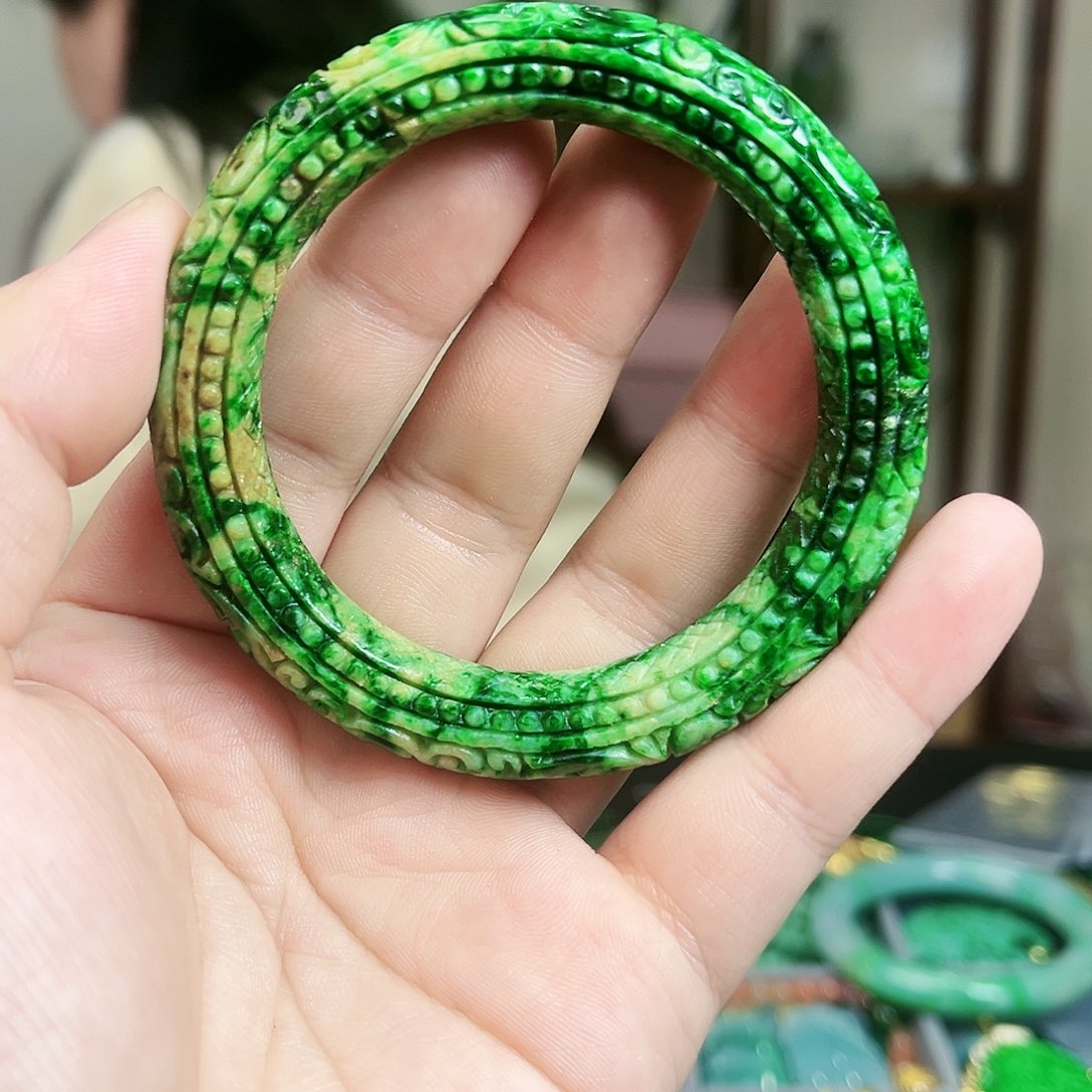 翡翠颈饰未镶嵌手镯