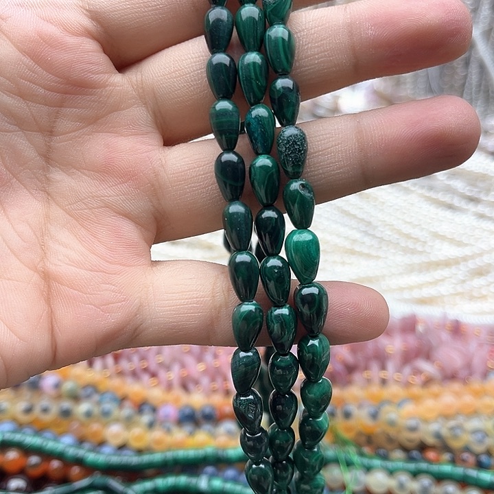 未镶嵌玛瑙/玉髓珠宝半成品一条6/9mm左右孔雀石水滴有瑕