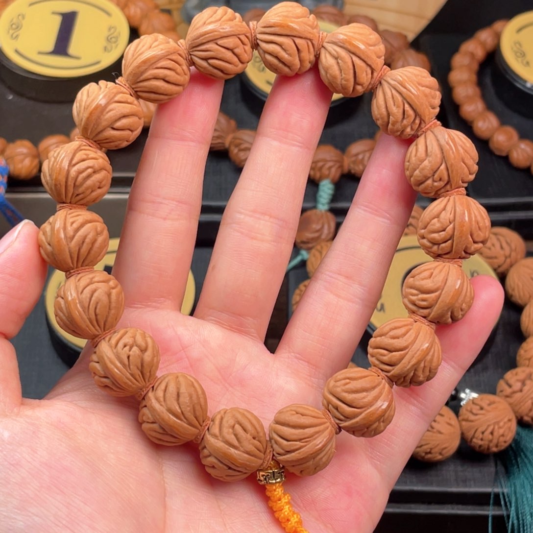 吊坠桃核祥云纹15手持