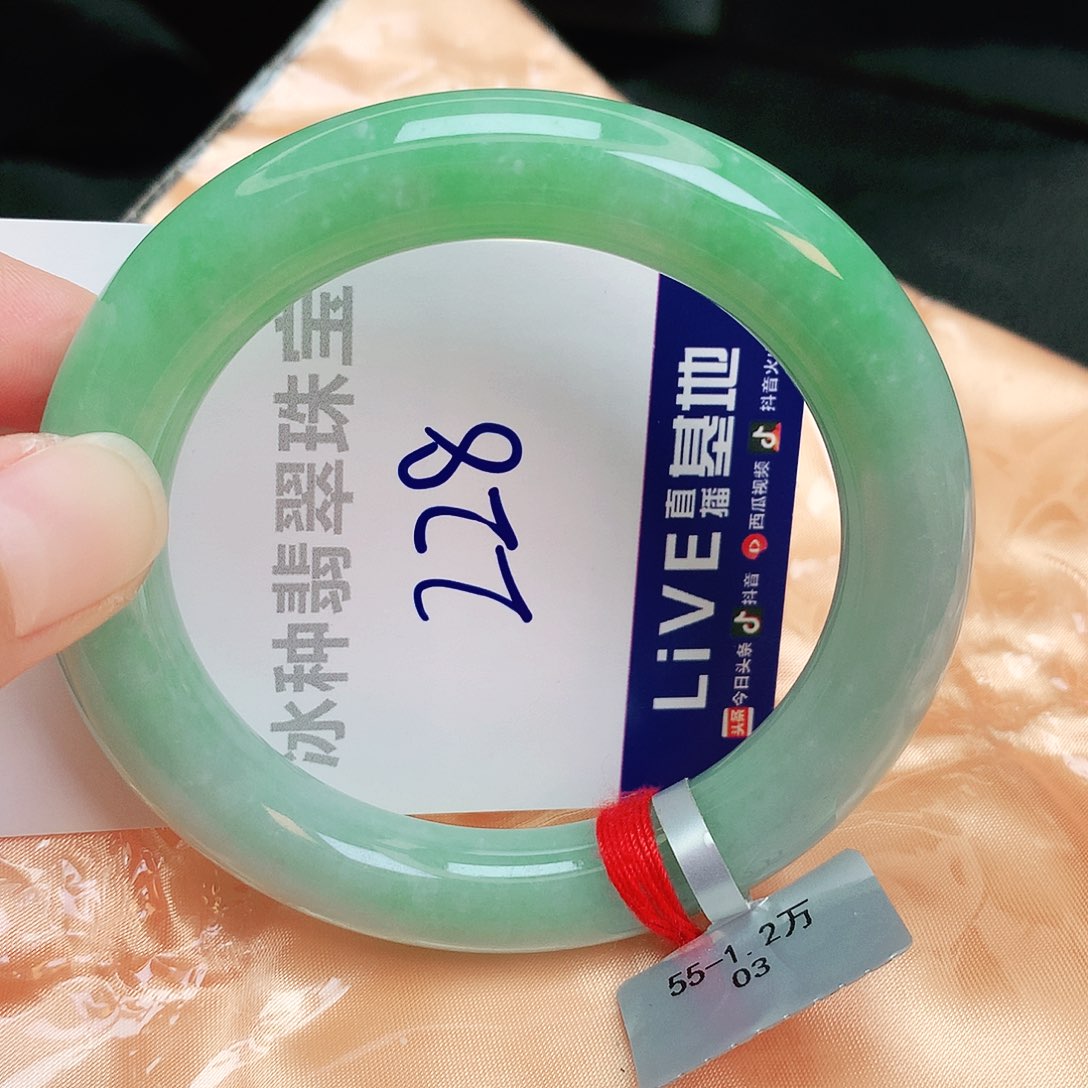 翡翠手镯未镶嵌缅甸天然A货翡翠手镯