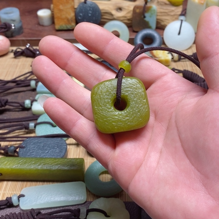 蛇纹石玉挂件未镶嵌景*