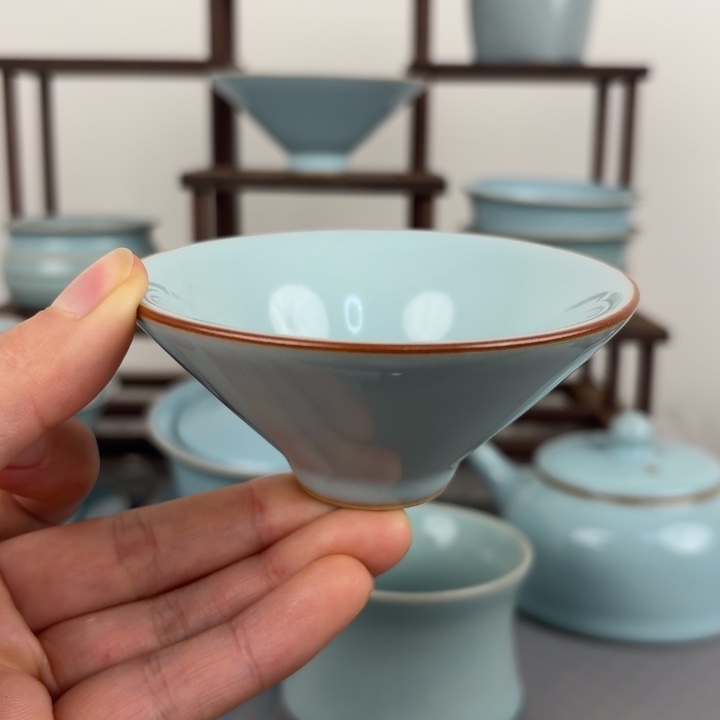 天青釉描边斗笠杯