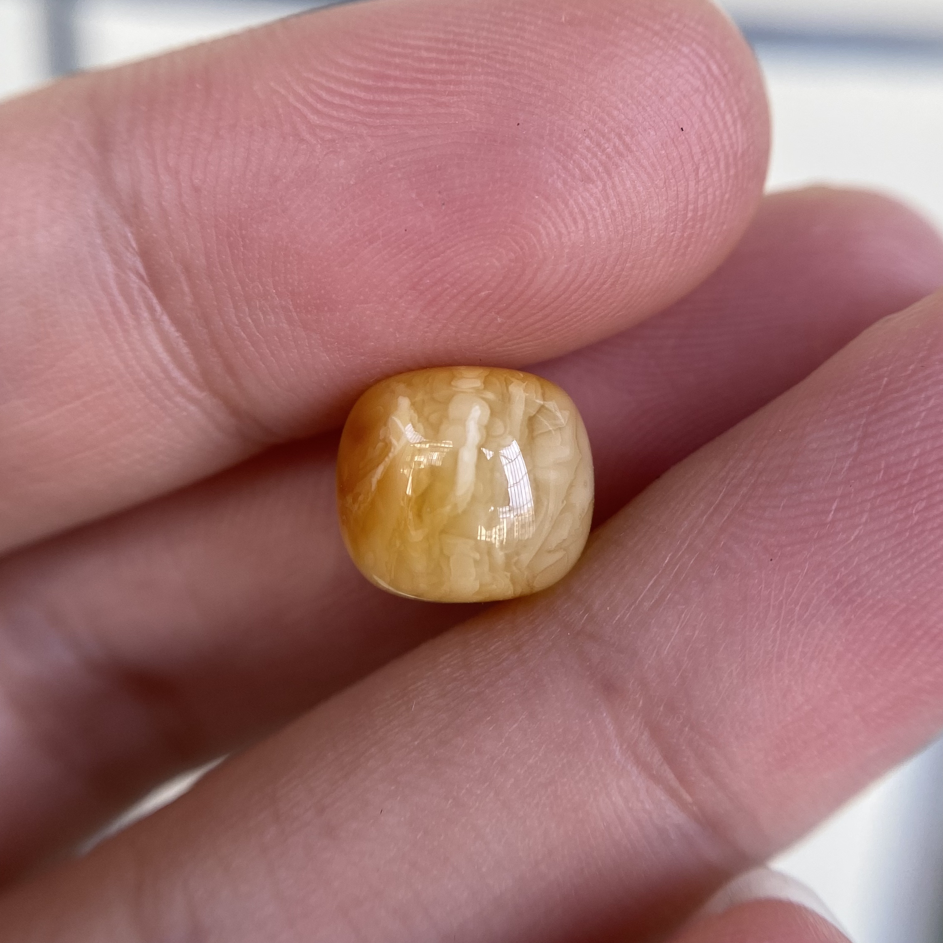 蜜蜡沁色千层老型10.1×9.1mm，飘花无优化保天然