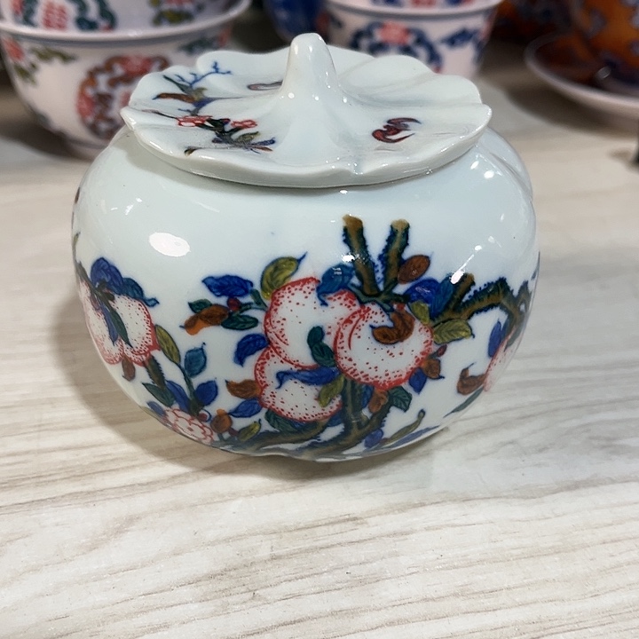 瓷片景德镇陶瓷茶叶罐。