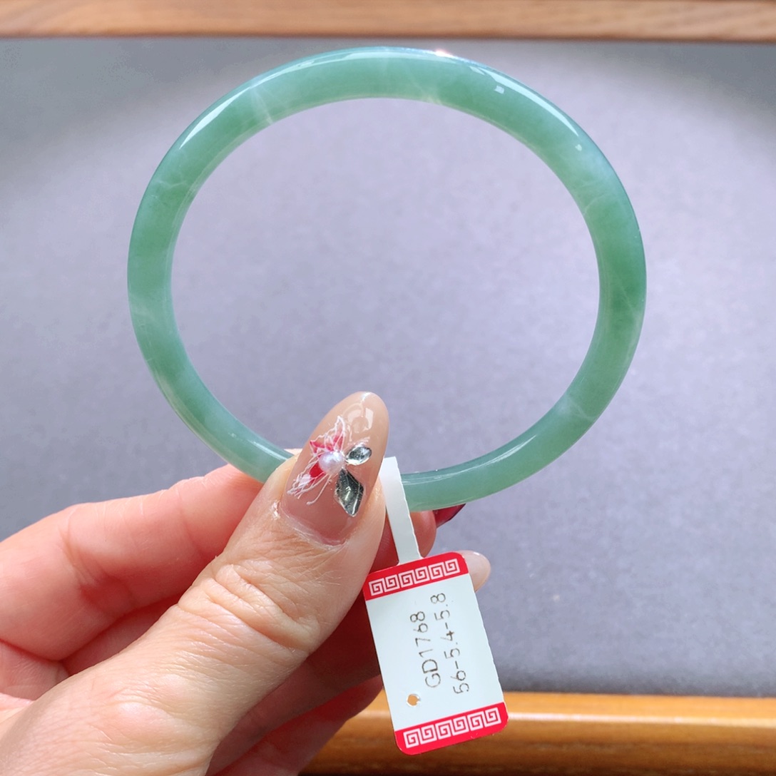 翡翠手镯未镶嵌天然翡翠手镯