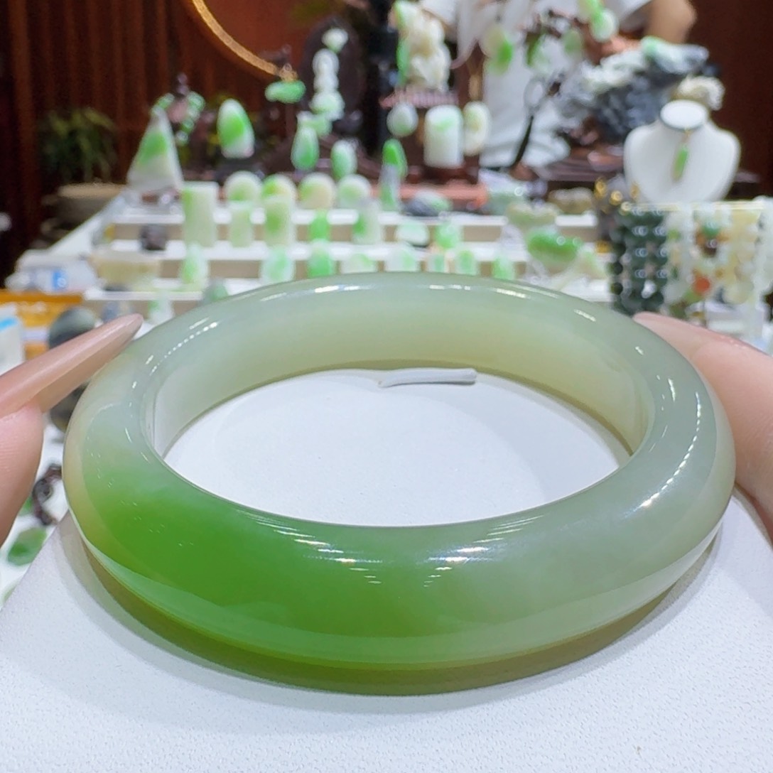 透闪石质玉手镯未镶嵌翠青56