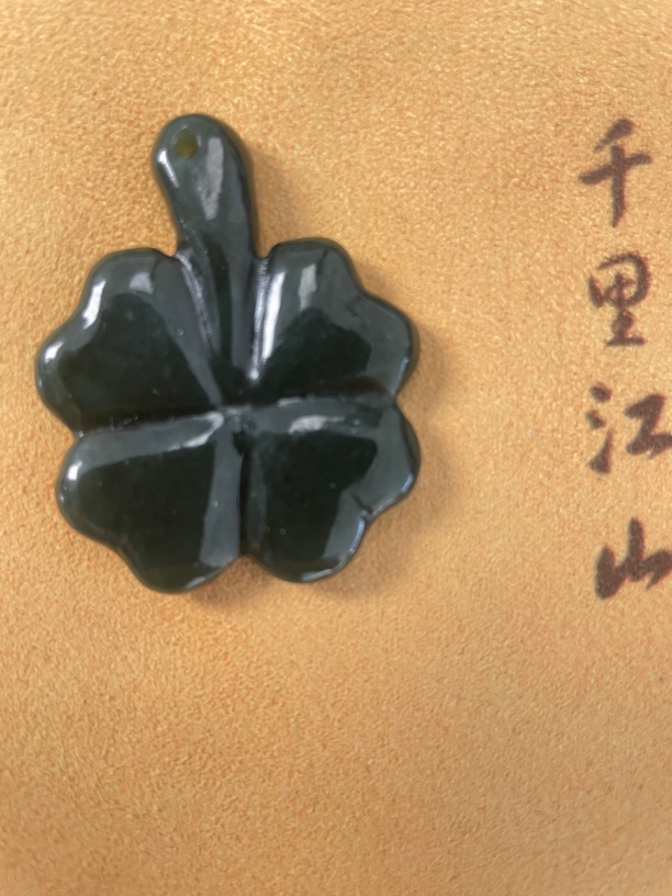 天然透闪石小吊坠