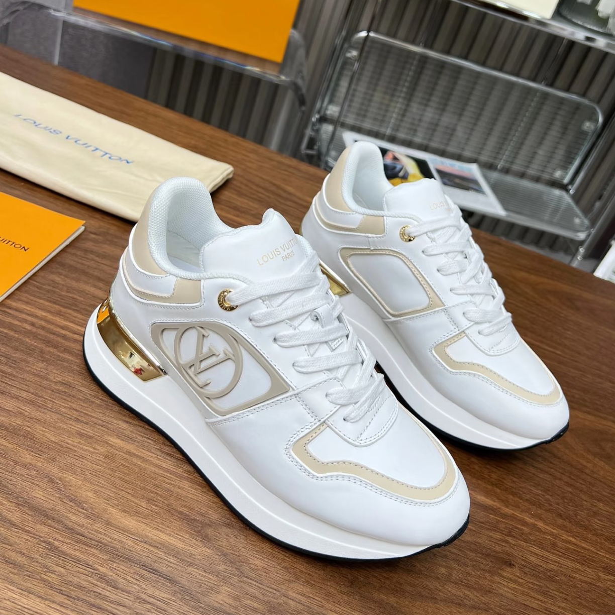 99新 LouisVuitton/路易威登 款式：Trainer白金运动鞋35.5码 5258