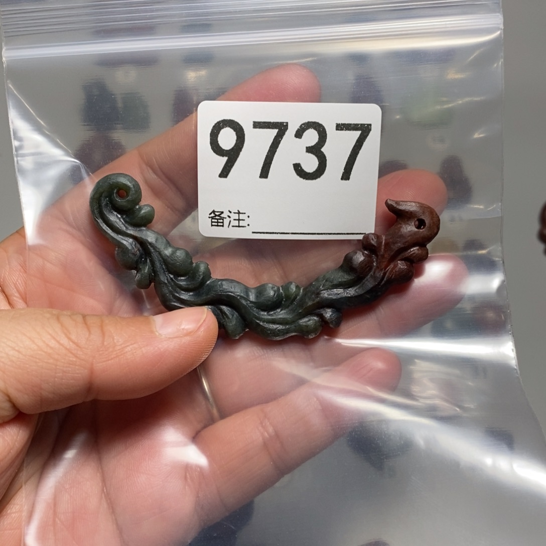 颈饰未镶嵌透闪石质玉牛****方