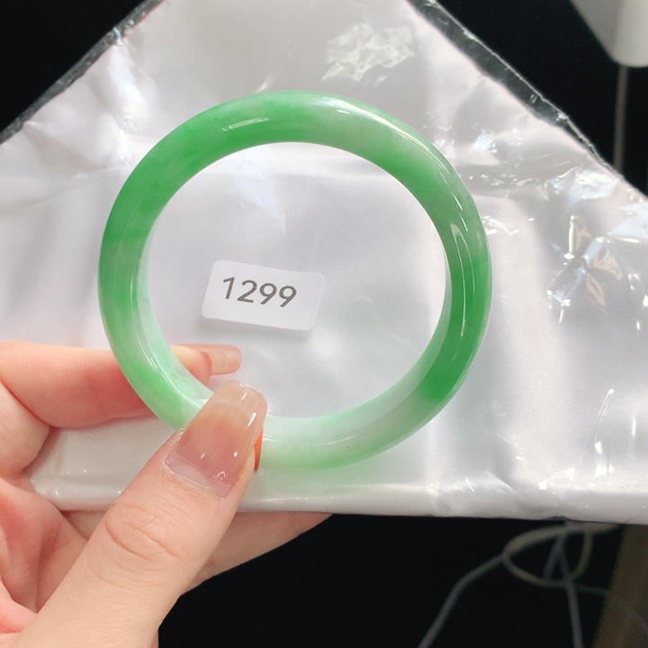 翡翠未镶嵌手镯天然翡翠手镯01