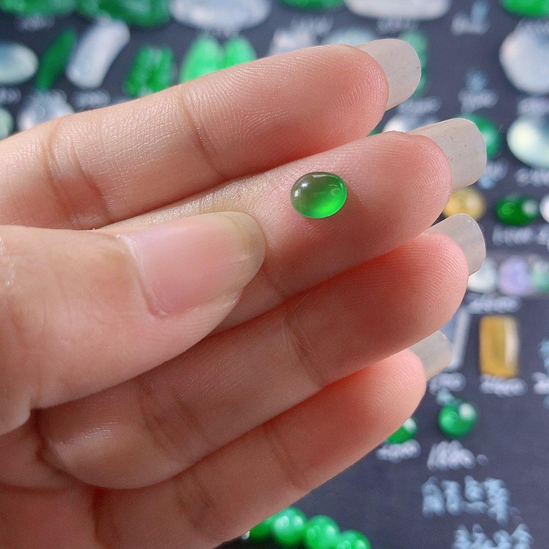 【闪购商品】翡翠颈饰未镶嵌木那蛋面