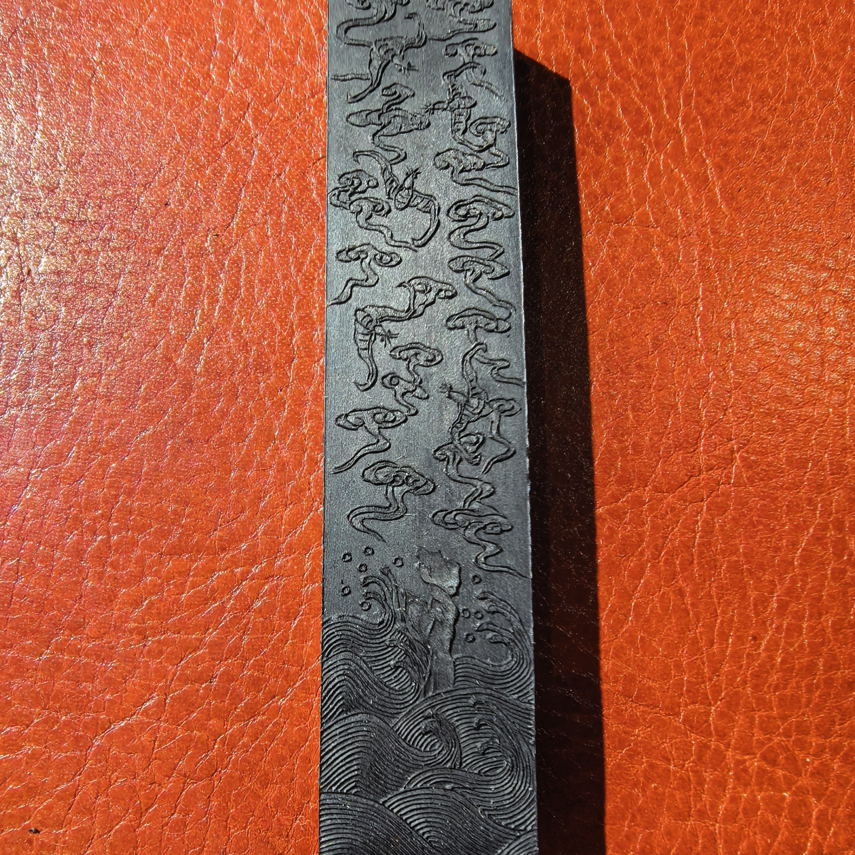 《郁文轩老墨油烟》云龙墨重24克左右