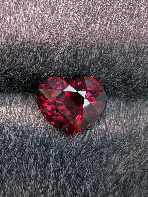 3.415ct天然石榴石裸石，尺寸9*7.7*6.4mm，颜色美艳 ，晶体干净
