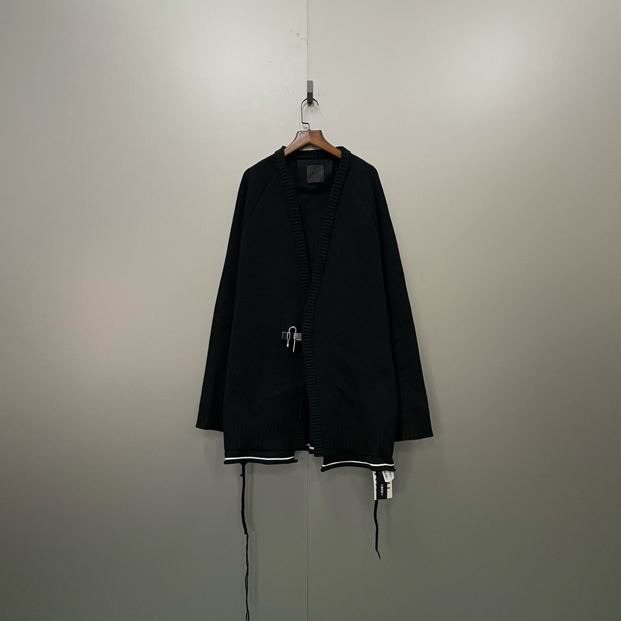 Givenchy 纪梵希 黑色锁扣V领针织开衫 XL码/95新/13200/无配件