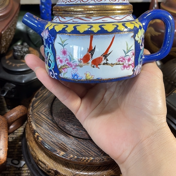 茶壶紫砂原矿泥料手工制作的一把紫砂壶。