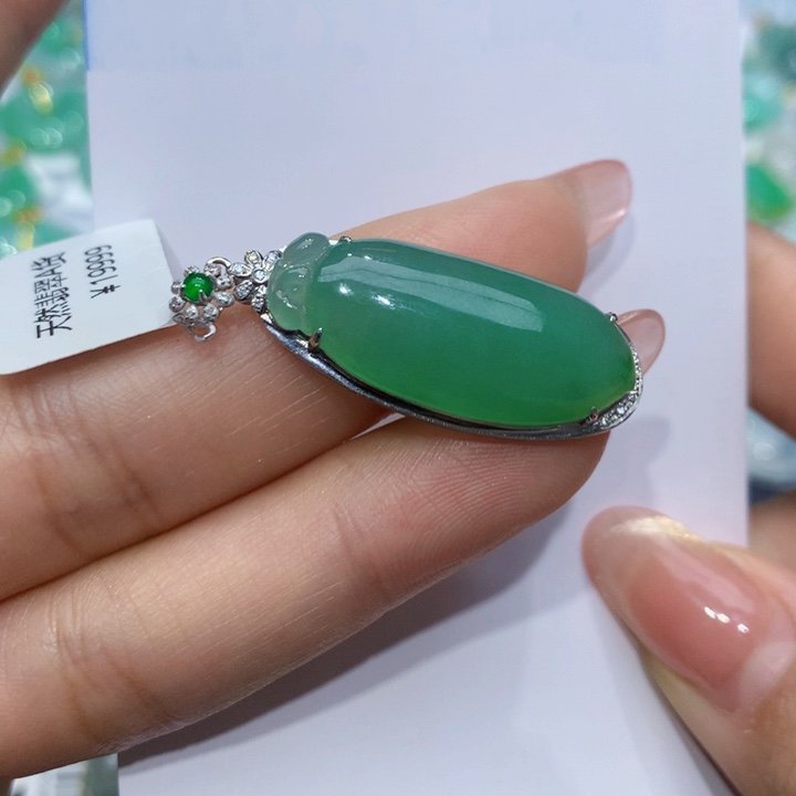 翡翠颈饰18K金镶嵌福瓜