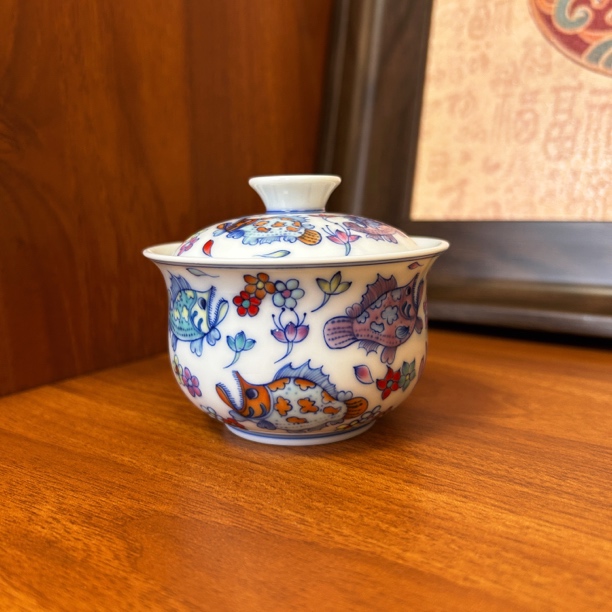 Q202[甄晨窑]景德镇手工手绘斗彩鳜鱼盖碗—120ml