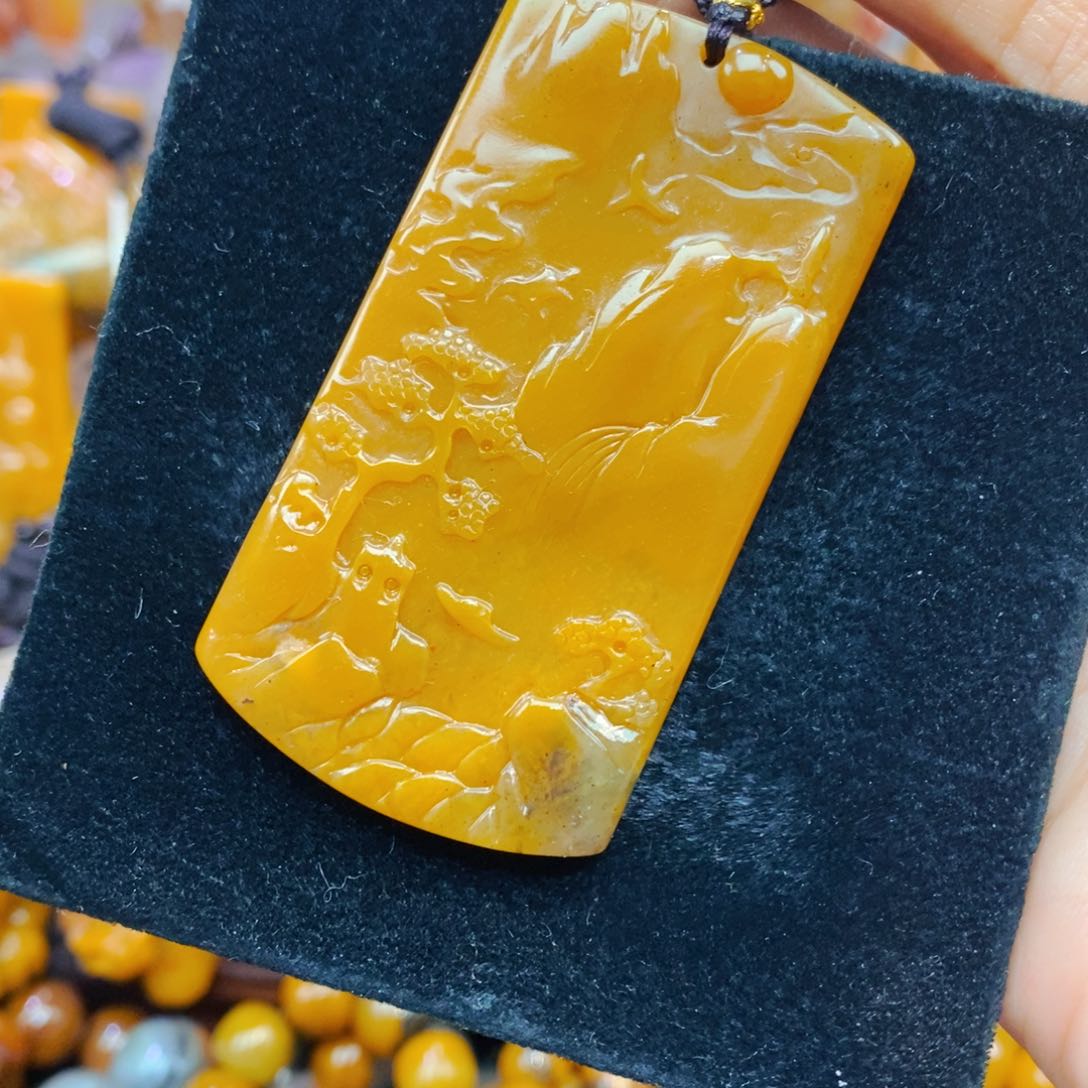 未镶嵌石英质玉（黄龙玉）颈饰