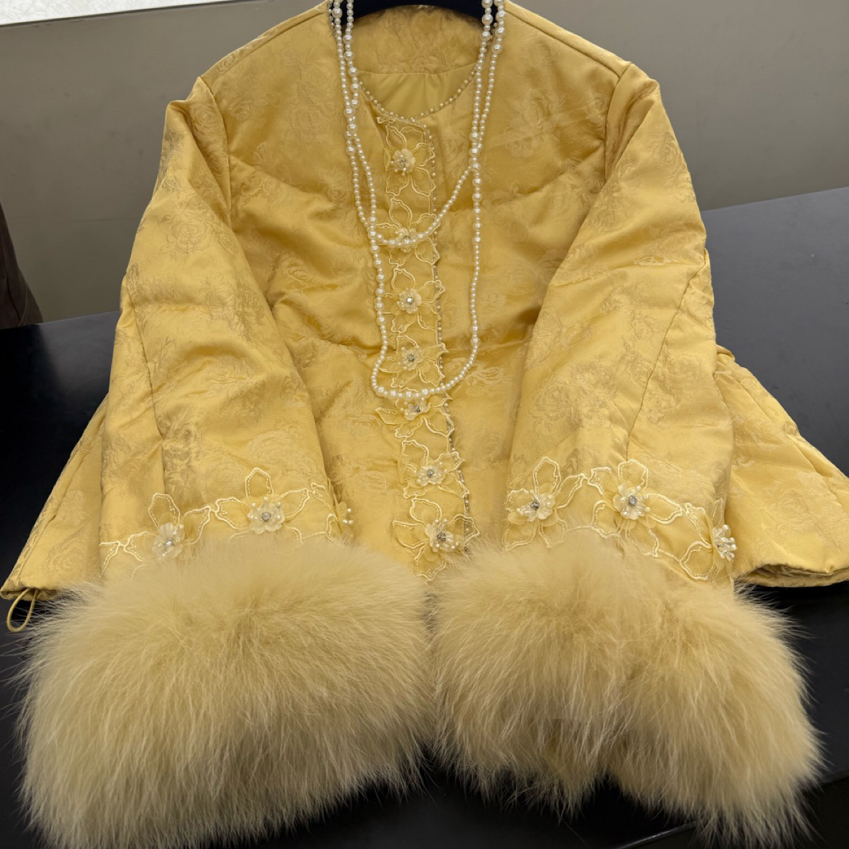 张芳新中式国风提花顶珠羽羽真毛冬季加厚保暖圆领外套