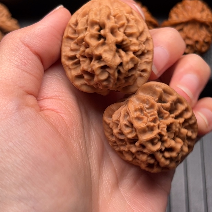 吕***瘦文玩核桃吊坠秦闷