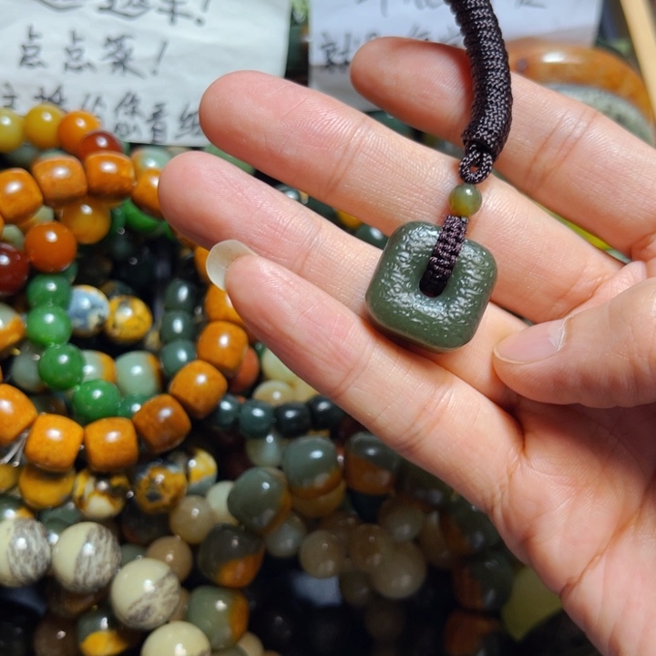 岫岩河磨玉（透闪石质玉）颈饰未镶嵌