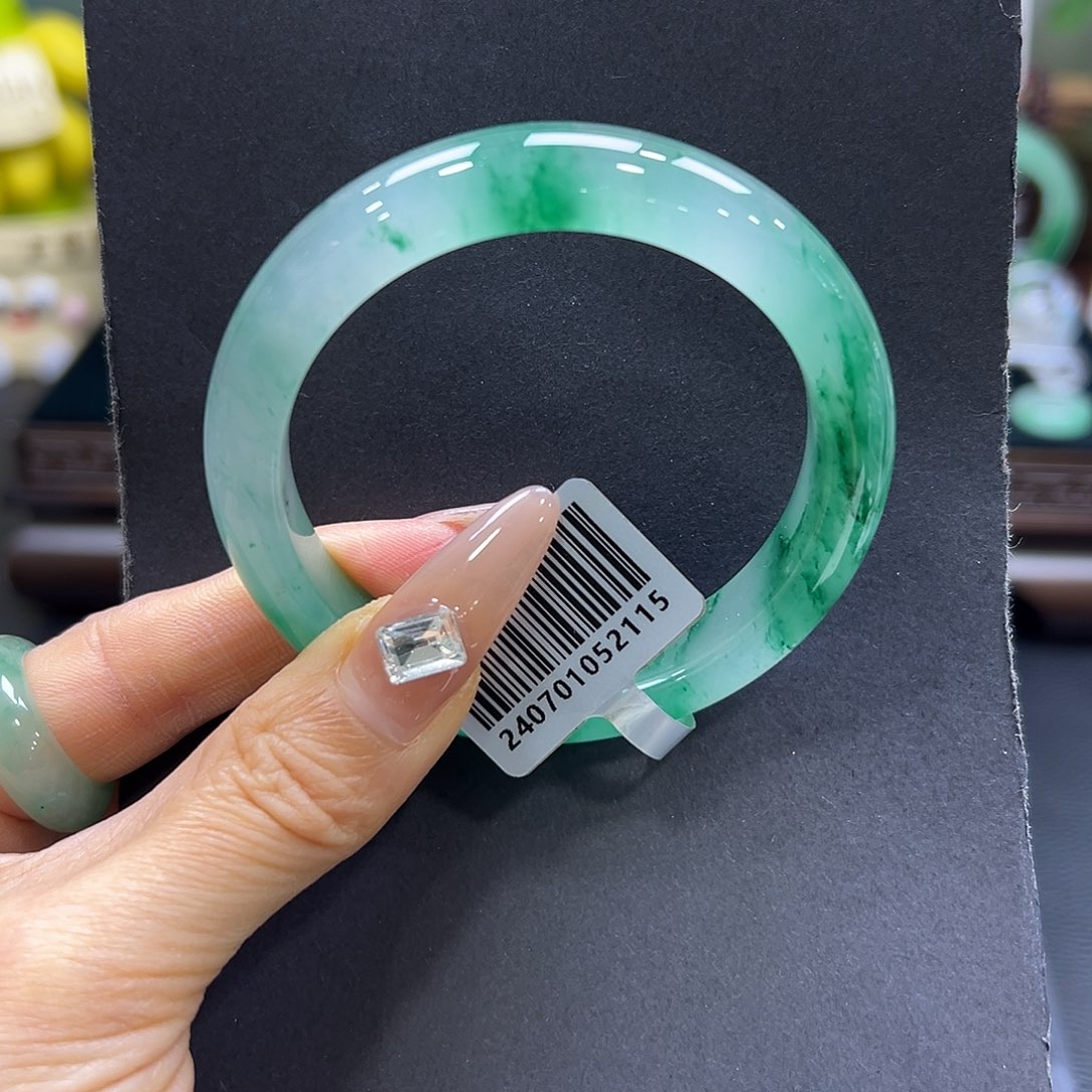 薇***0石英质玉（非洲翠）未镶嵌手镯