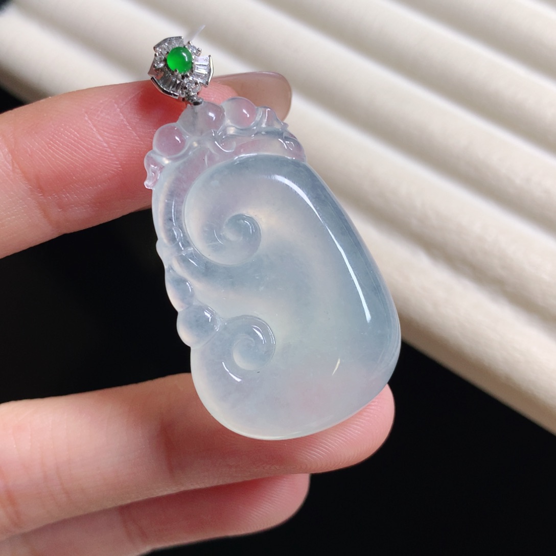 翡翠颈饰18K金镶嵌如意