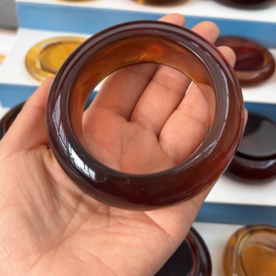 琥珀手镯未镶嵌过****.