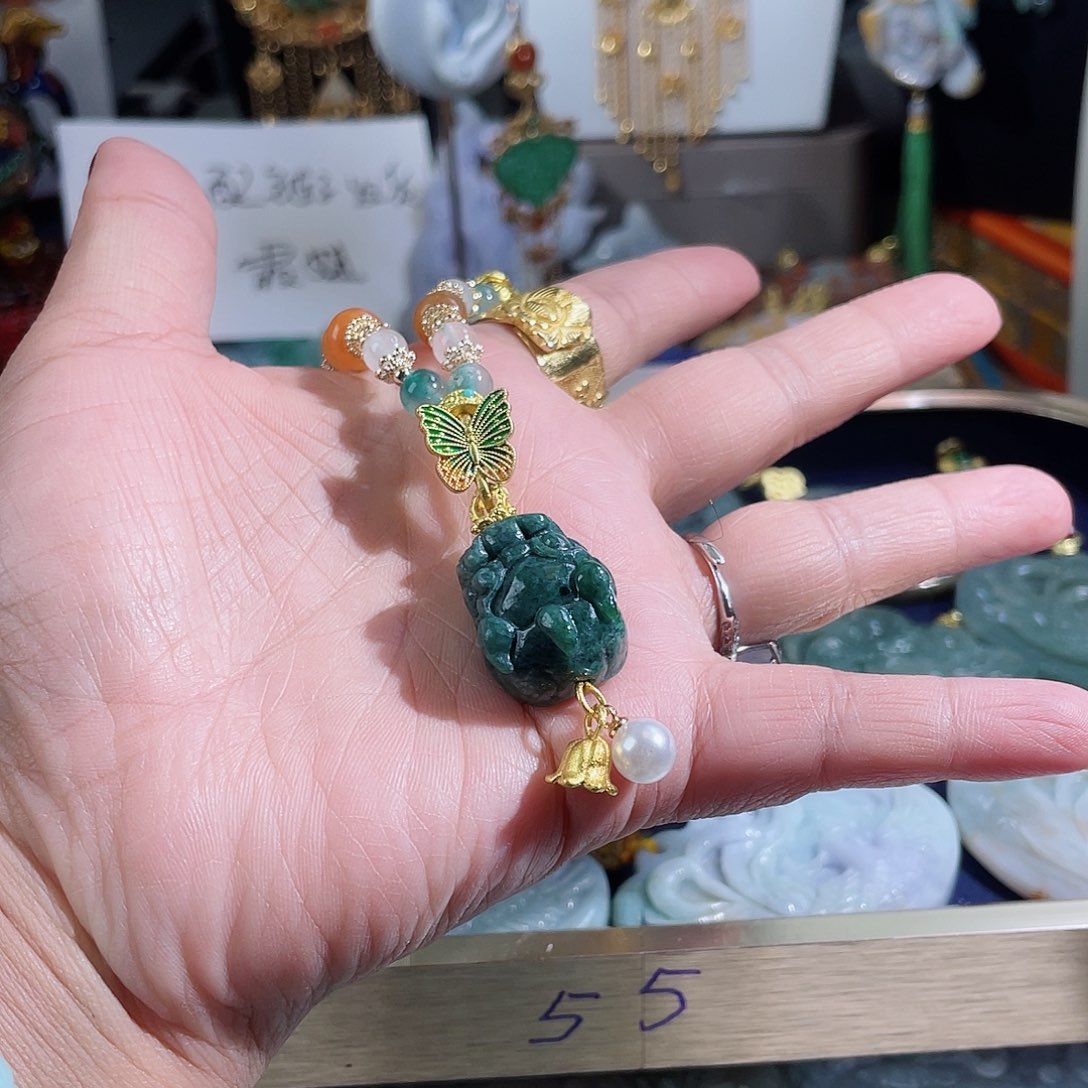 翡翠颈饰未镶嵌醒狮