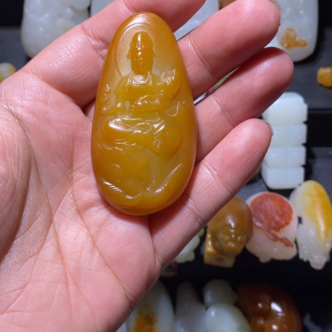 龟***人和田玉未镶嵌颈饰