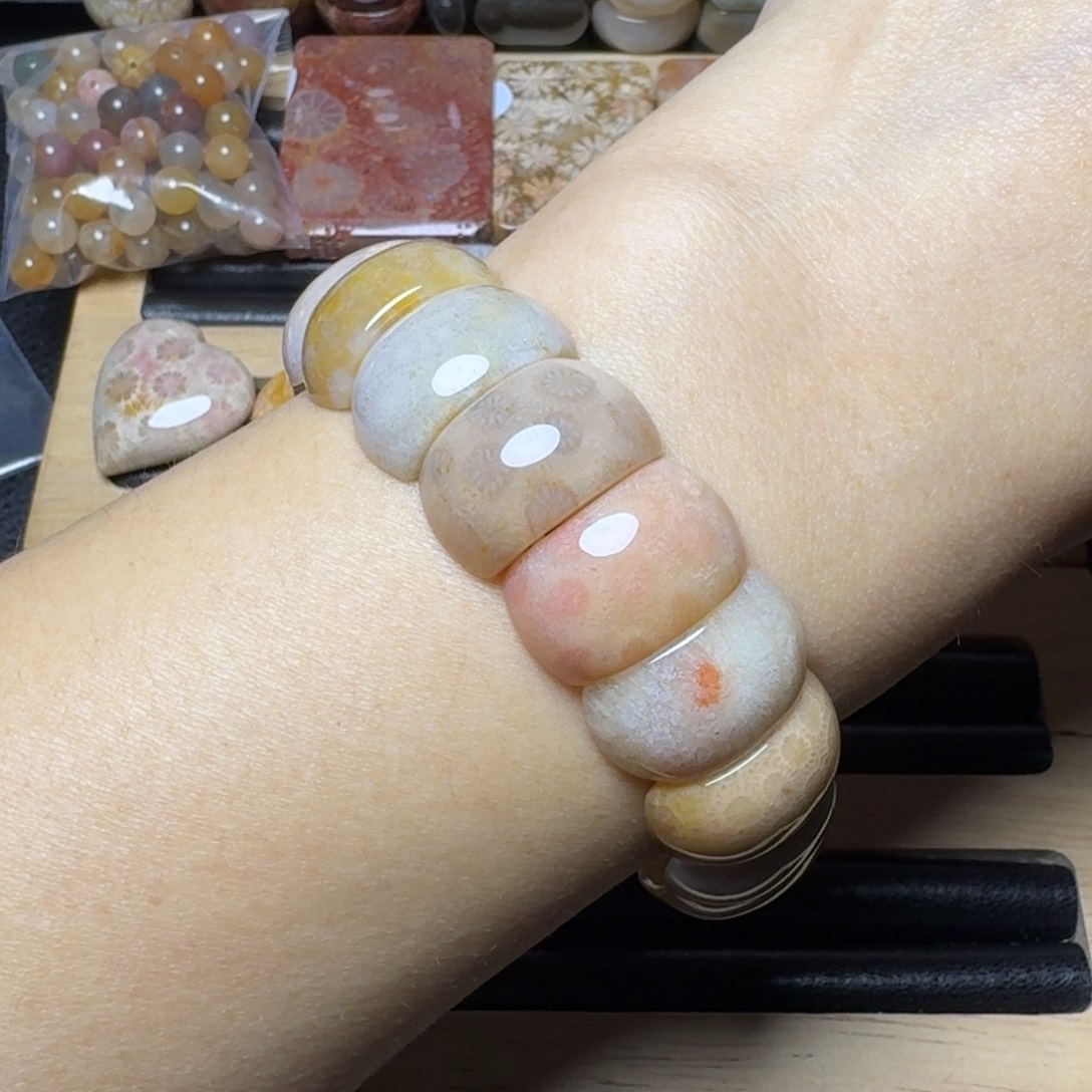 硅化玉18片，玉透飘彩未镶嵌