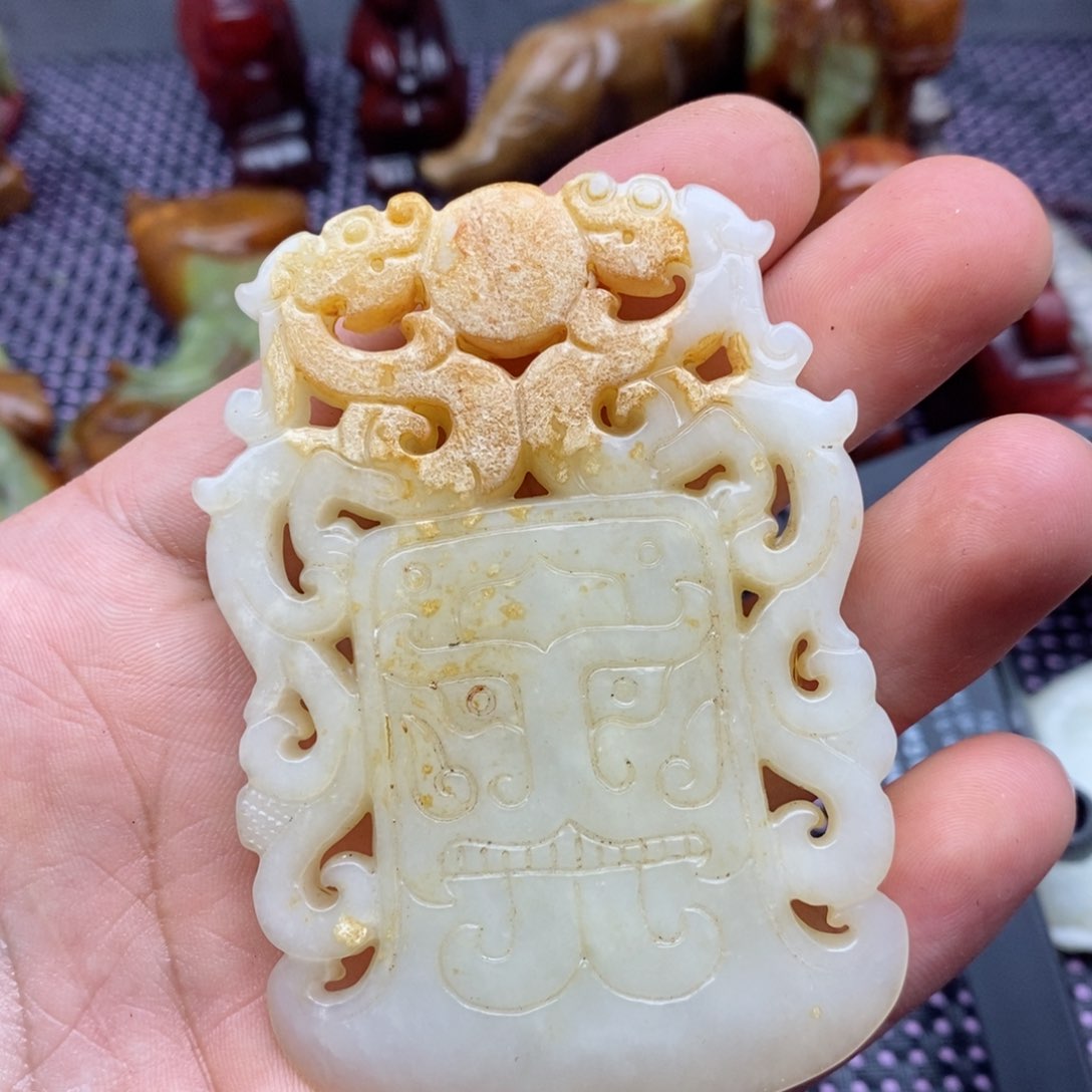蛇纹石玉颈饰未镶嵌