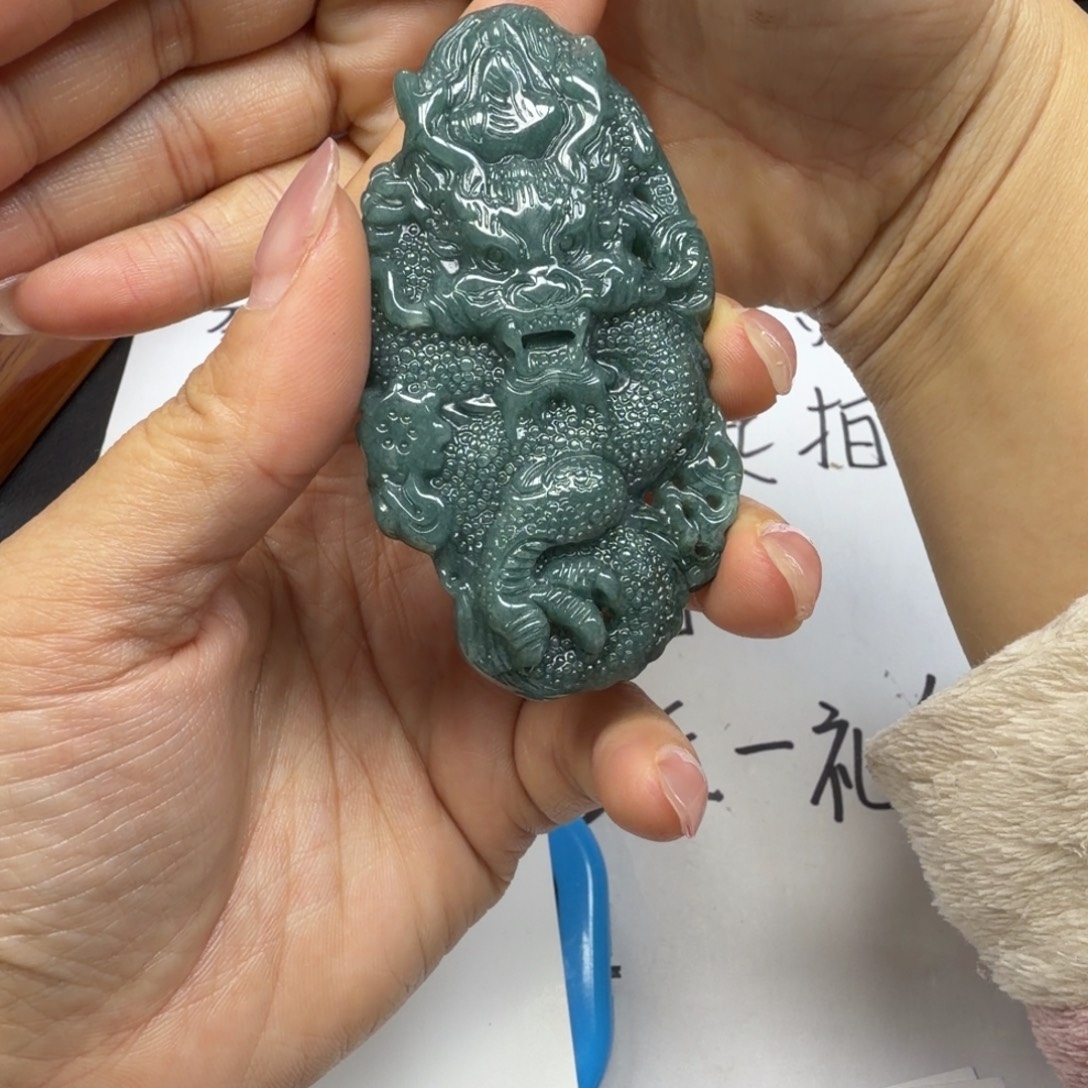 泰***熊翡翠未镶嵌颈饰。。