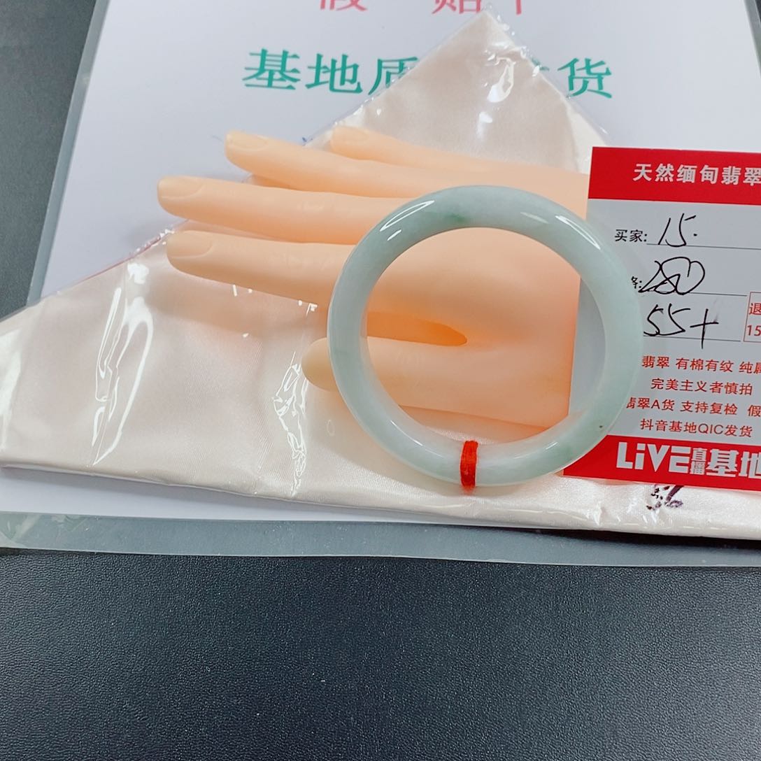 翡翠手镯未镶嵌天然的15