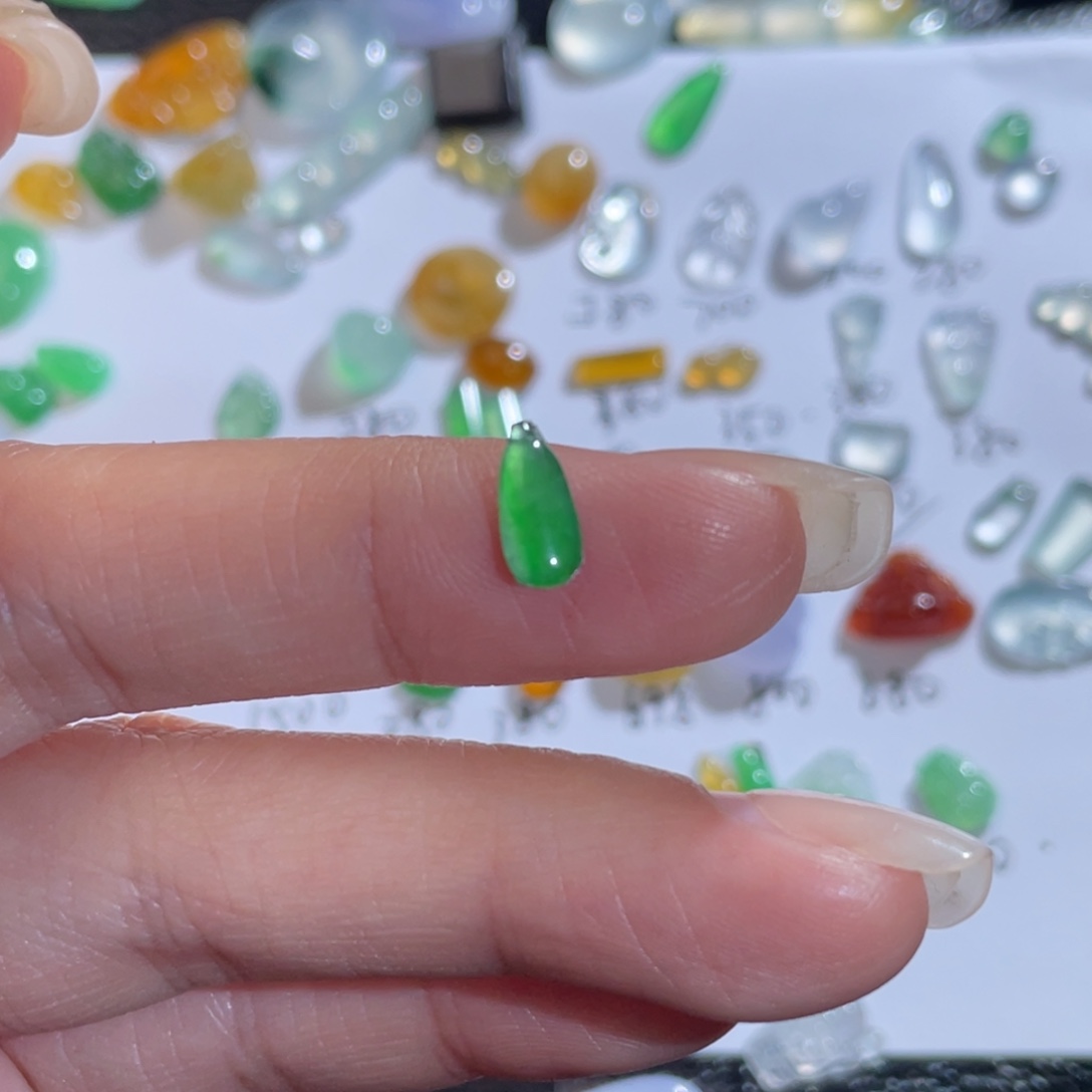 翡翠未镶嵌颈饰福瓜