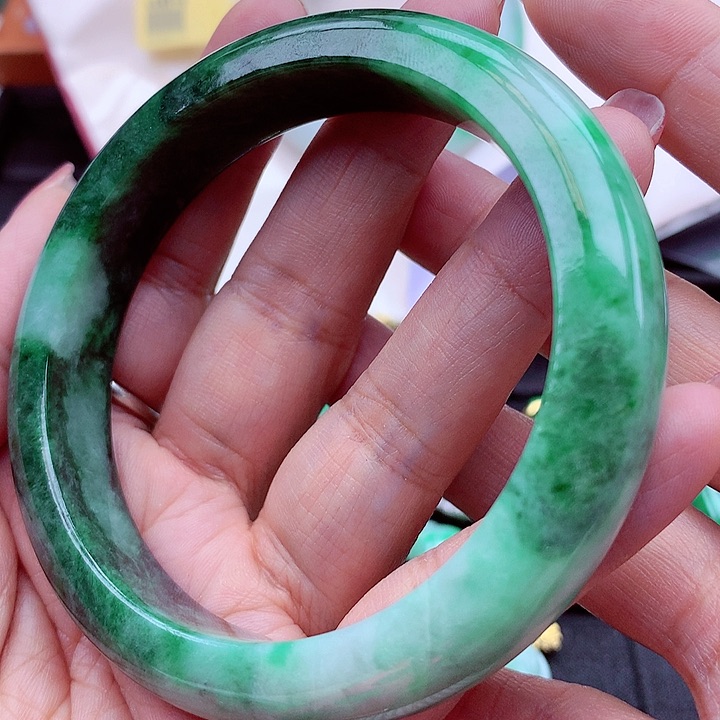 翡翠手镯未镶嵌翡翠