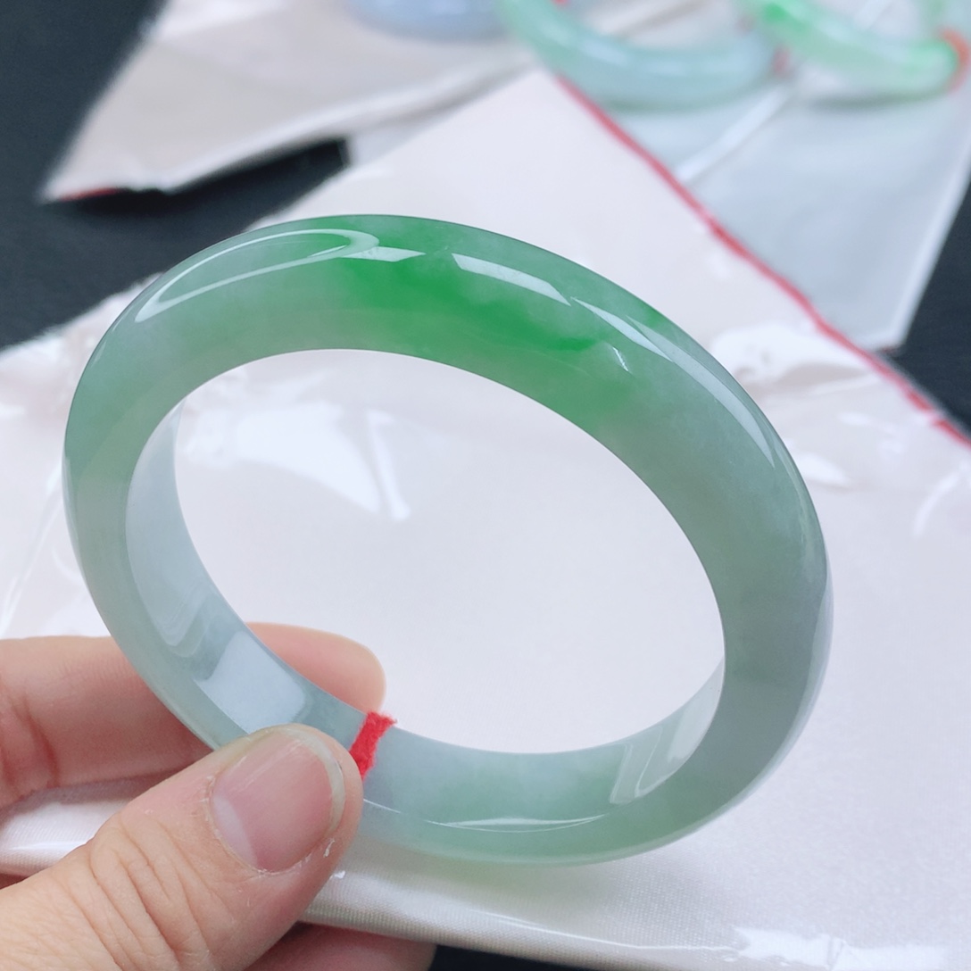 翡翠未镶嵌手镯58+飘阳绿翡翠手镯