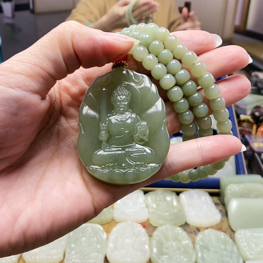 和田玉颈饰足铂镶嵌王