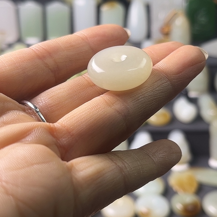 四***言和田玉（青白玉）未镶嵌颈饰