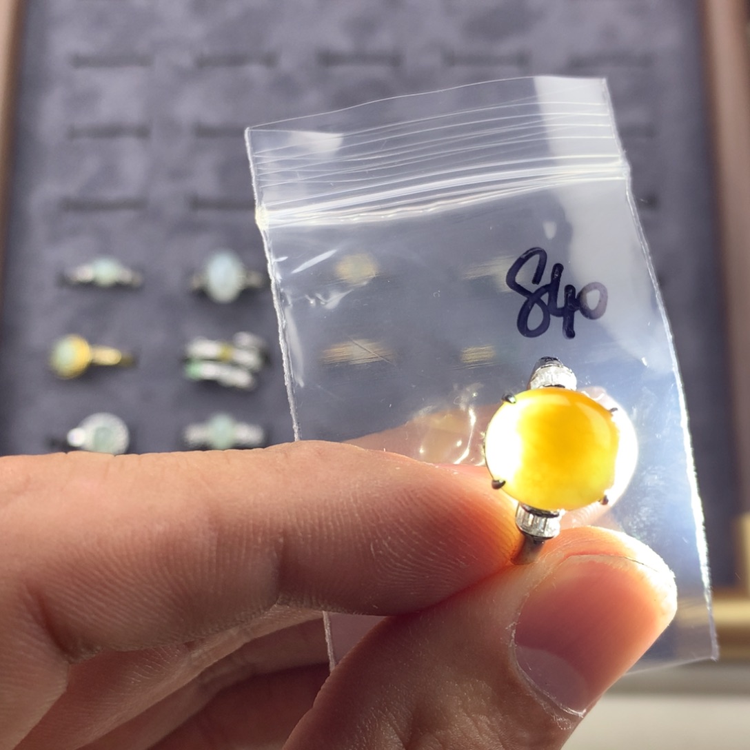 莫****翡翠未镶嵌戒指840