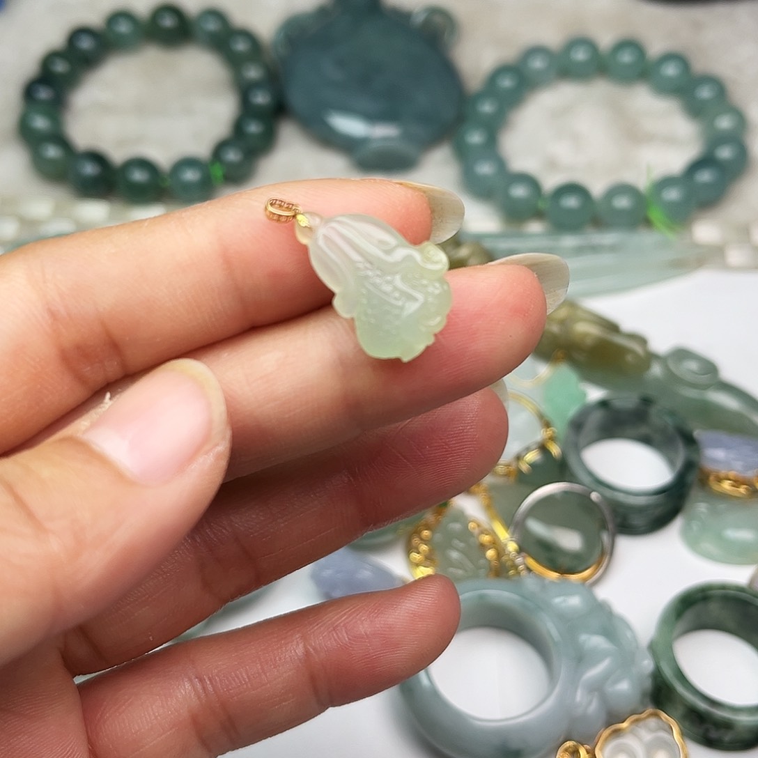 翡翠手镯未镶嵌翡翠