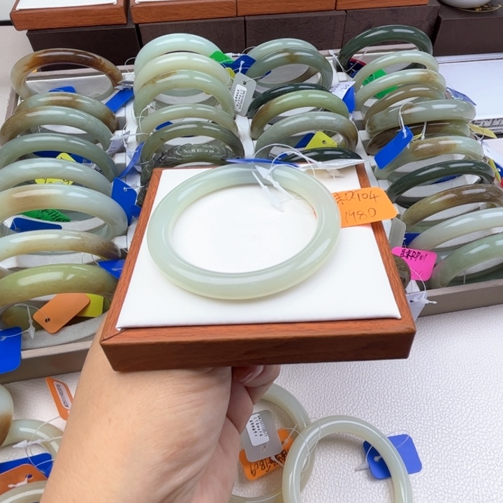 未镶嵌手镯和田玉七月