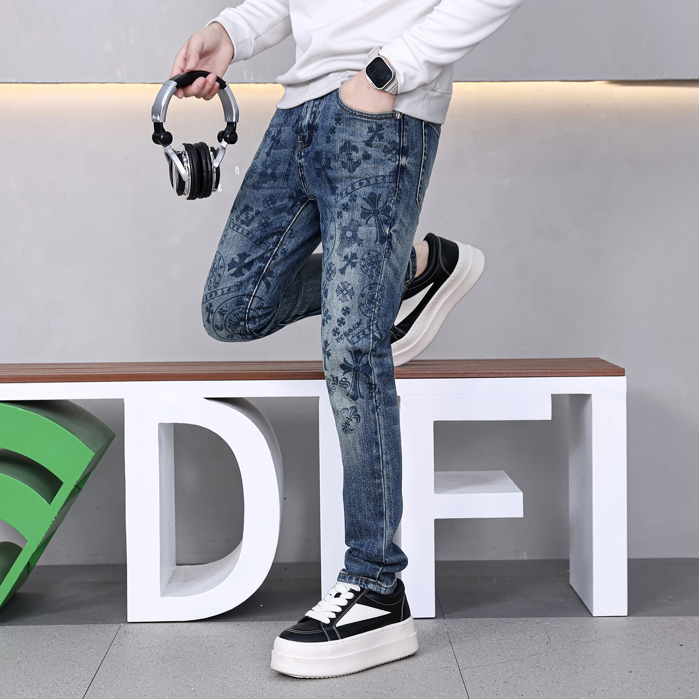 秋冬新款破洞牛仔裤男潮牌修身小脚蓝色弹力潮流休闲长裤子76105