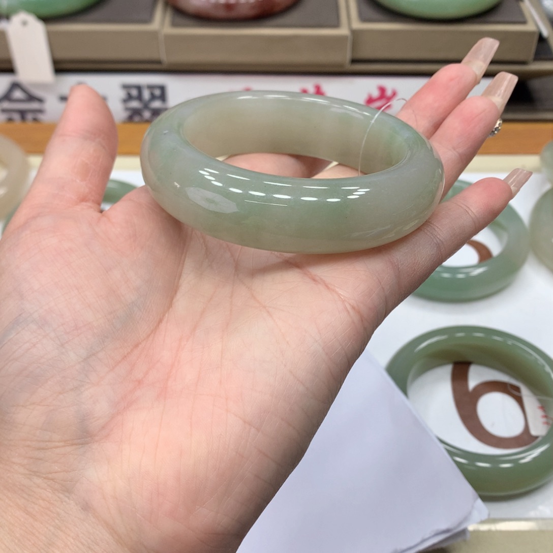 石英质玉手镯未镶嵌如****?