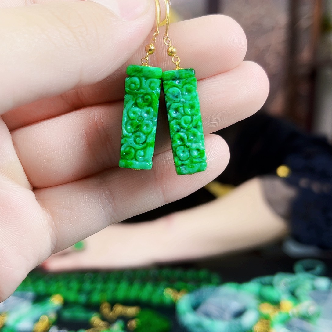 翡翠18K金镶嵌颈饰耳饰