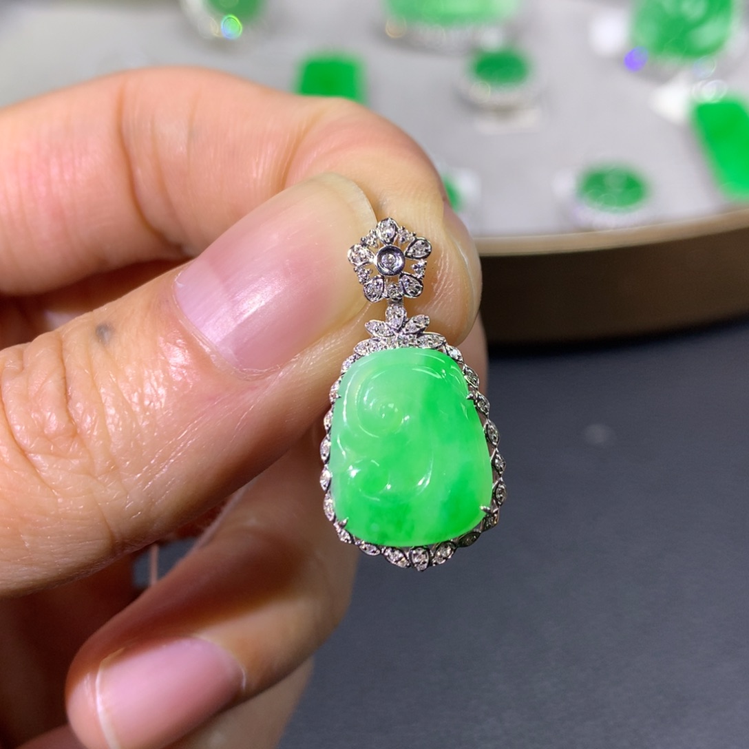 翡翠颈饰18K金镶嵌翡翠