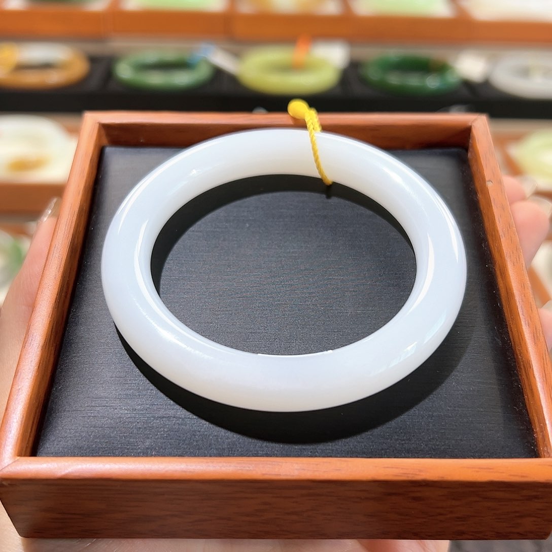 和田玉手镯未镶嵌新疆料圆条白玉