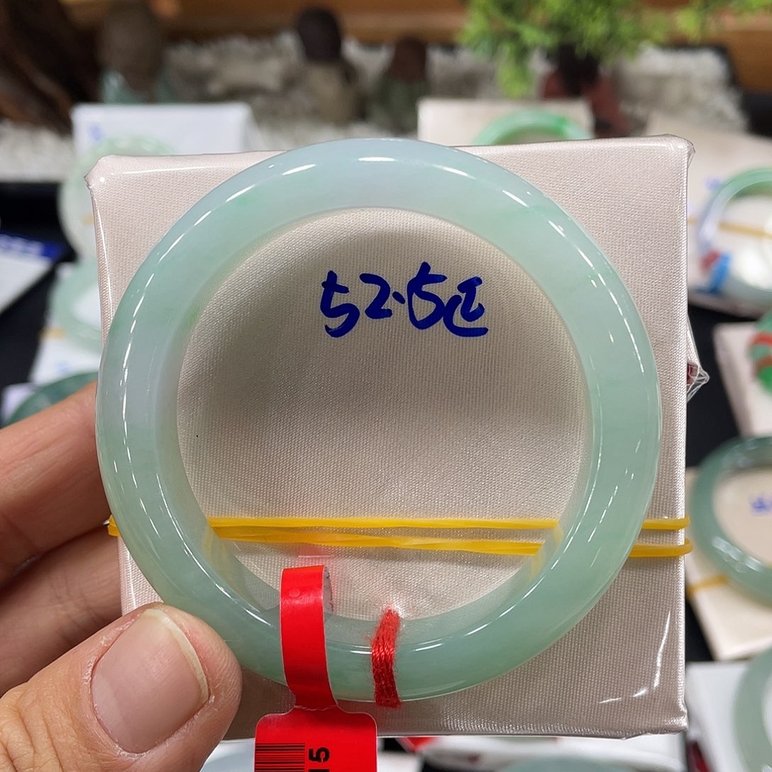 翡翠手镯未镶嵌翡翠